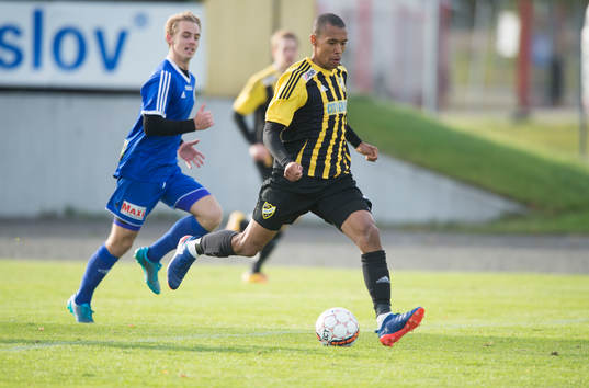 IFK Hässleholms Kevin Thompson gör 2-1 och jublar i