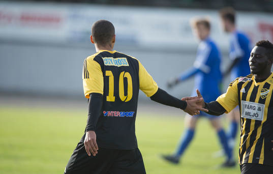 IFK Hässleholms Kevin Thompson gör 2-1 och jublar i