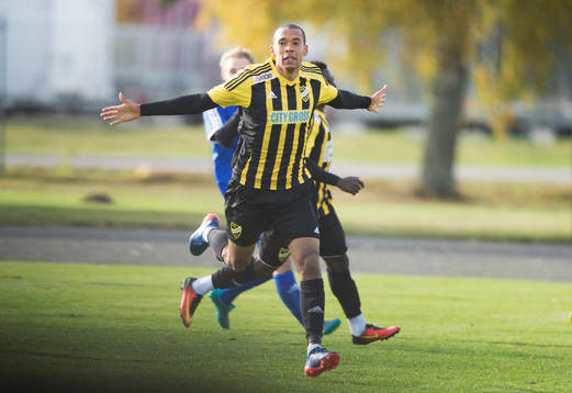 IFK Hässleholms Kevin Thompson gör 2-1 och jublar i