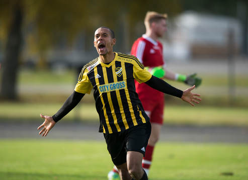 IFK Hässleholms Kevin Thompson gör 2-1 och jublar i