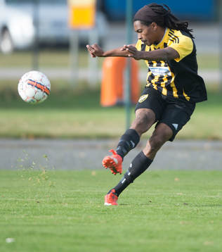 IFK Hässleholms Ayanda Nkili i matchen i division 2 mellan