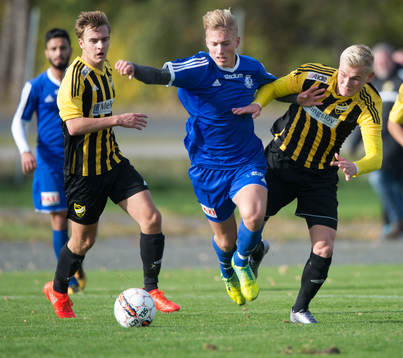 IFK Hässleholms Linus Svensson och Erik Åberg i matchen i