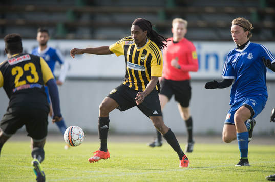 IFK Hässleholms Ayanda Nkili i matchen i division 2 mellan