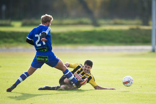 IFK Hässleholms Diego Delgado glidtacklar i matchen i
