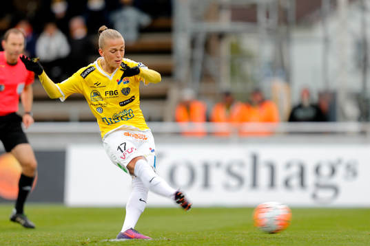 Falkenbergs Jesper Karlsson gör 1-0 på straff