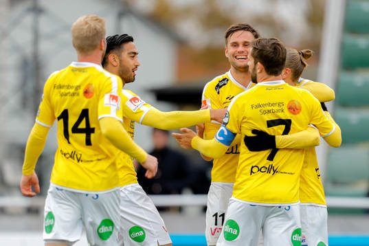 Falkenbergs Jesper Karlsson jublar med lagkamrater