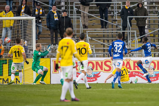 Sundsvalls Peter Wilson gör 1-1 bakom Falkenbergs målvakt