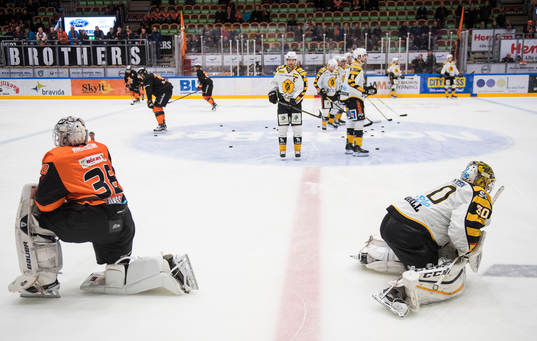 Målvakterna och spelarna värmer upp