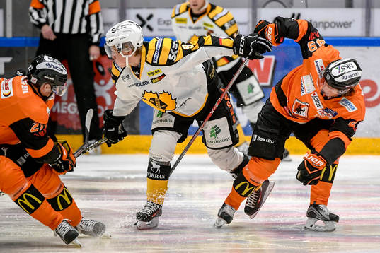 Skellefteås Tim Söderlund och Karlskronas Filip Cruseman