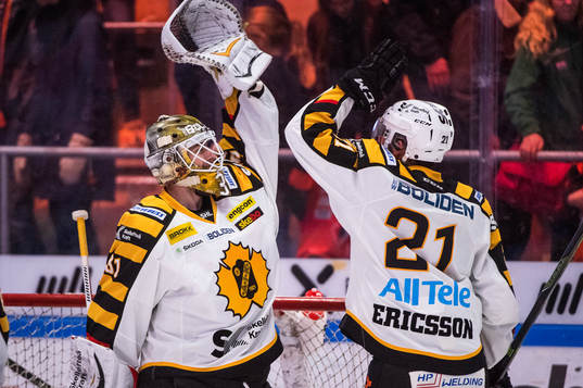 Skellefteås målvakt Joni Ortio och Jimmie Ericsson jublar