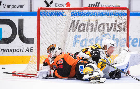 Karlskronas målvakt Johan Holmqvist och Skellefteås