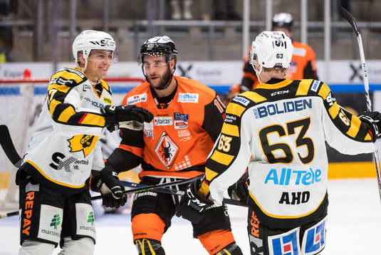 Skellefteås Sebastian Aho gör 2-0 och gratuleras av Pär