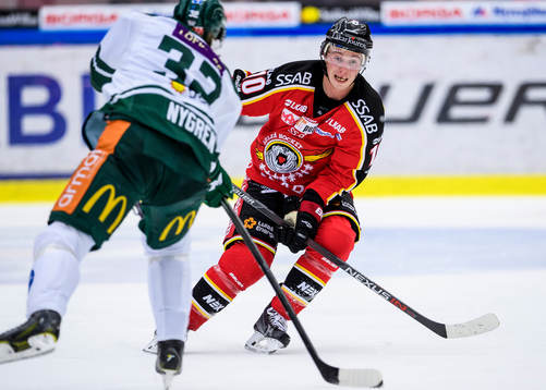Luleås Tim Kennedy pressar Färjestads Magnus Nygren