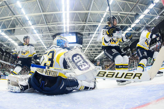 s målvakt Fredrik Pettersson-Wentzel räddar