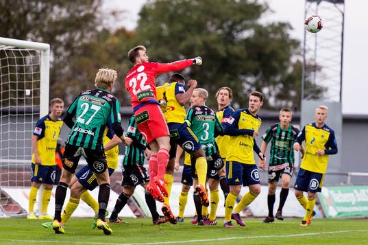 Ängelholms målvakt Carl Lindell boxar bort bollen