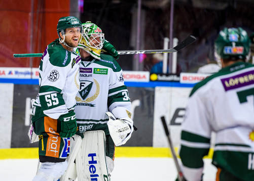 Färjestads Ole-Kristian Tollefsen kramar om målvakt Lars