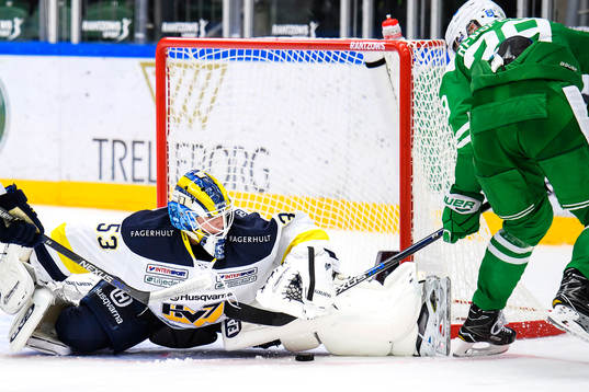 s målvakt Fredrik Pettersson-Wentzel räddar i spagat