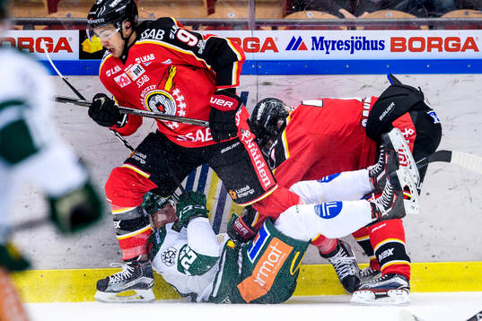 Luleås Johan Forsberg (v) och Jan Sandström (h) tacklar