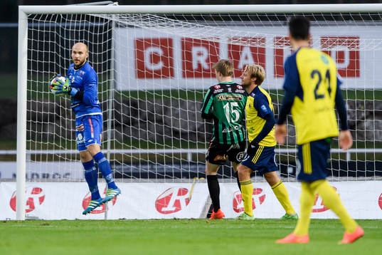 Varbergs målvakt Peter Dahlberg plockar ner bollen