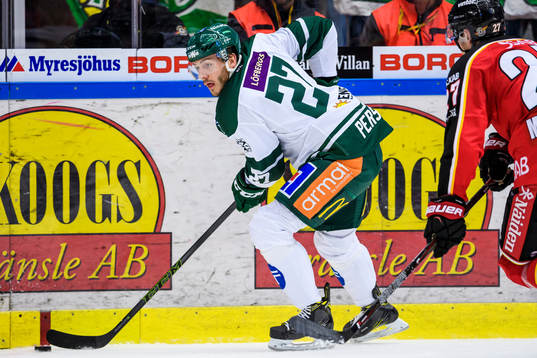 Färjestads John Persson med pucken