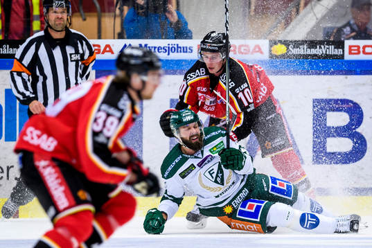 Luleås Tim Kennedy tacklar Färjestads Milan Gulas