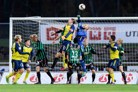 Varbergs målvakt Peter Dahlberg boxar undan bollen