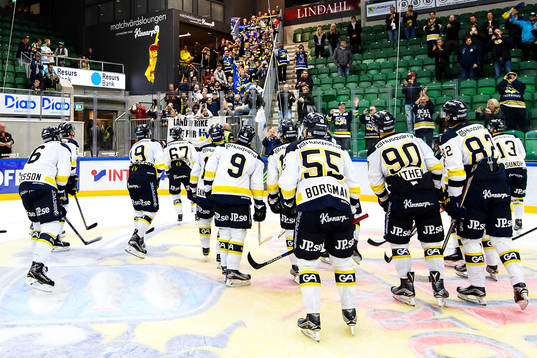 s spelare jublar med sina supporters