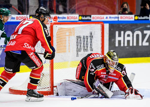 Luleås målvakt Joel Lassinatti blockerar pucken