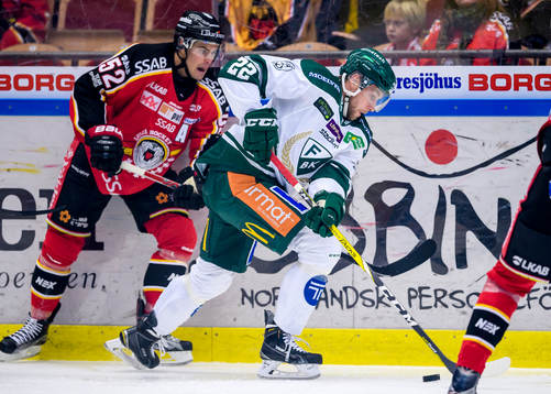 Färjestads Per Åslund med pucken