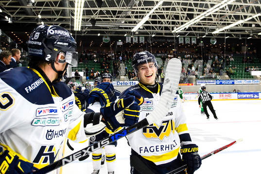 s Lias Andersson jublar med båset
