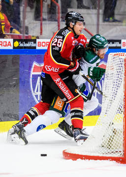 Luleås Anton Hedman tacklar Färjestads Magnus Nygren