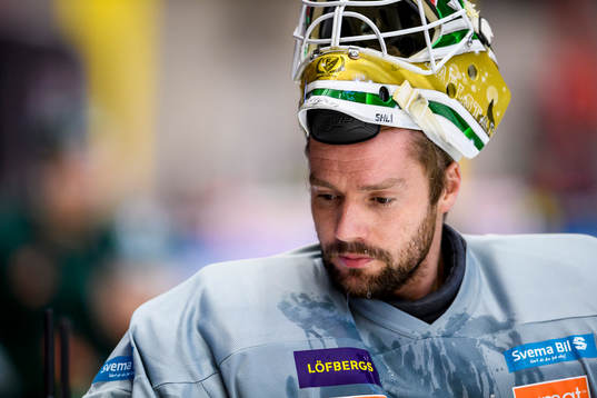Färjestads målvakt Lars Haugen på uppvärmningen
