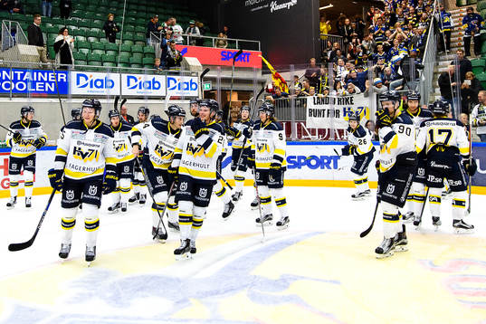 s spelare jublar med sina supporters
