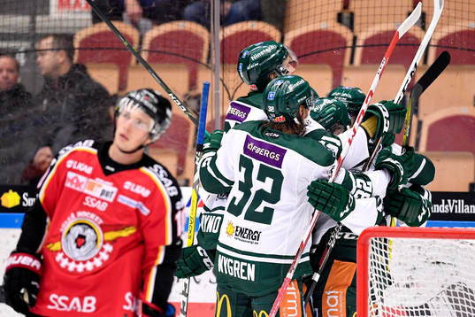 Färjestads Alexander Johansson jublar med lagkamrater