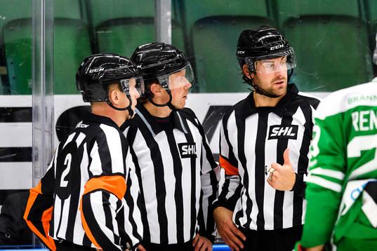 Domare Daniel Winge och Mikael Sjöqvist diskuterar
