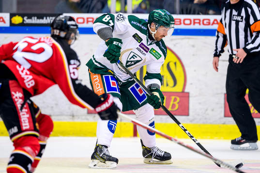 Färjestads Tomas Skogs med pucken