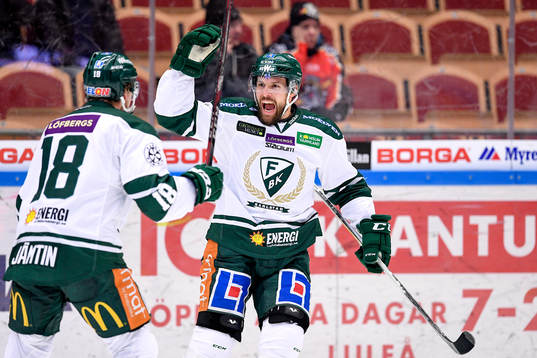 Färjestads Andreas Jämtin och Tomas Skogs jublar