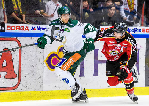 Färjestads Björn Svensson jagas av Luleås Brendan