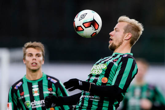Varbergs Sebastian Crona tar ner bollen på bröstet