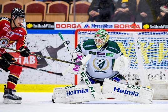 Luleås Anton Hedman försöker styra pucken förbi