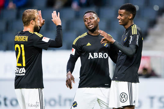 s Daniel Sundgren och Chinedu Ogbuke Obasi jublar