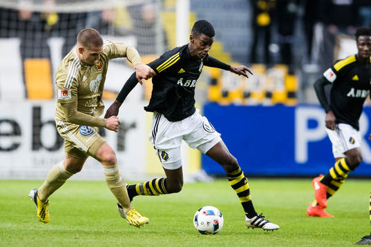 s Alexander Isak i kamp om bollen