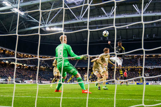 s Alexander Isak med en nick mot Östersunds målvakt