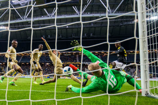 s Alexander Isak gör 1-0 bakom Östersunds målvakt Hampus