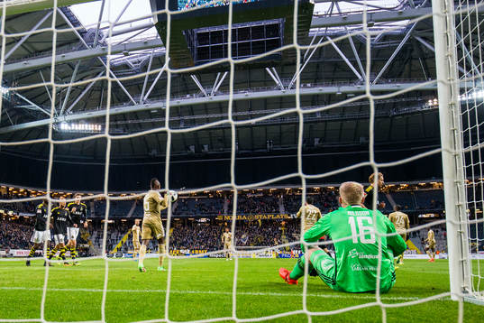Östersunds målvakt Hampus Nilsson deppar
