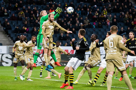 Östersunds målvakt Hampus Nilsson boxar bort bollen