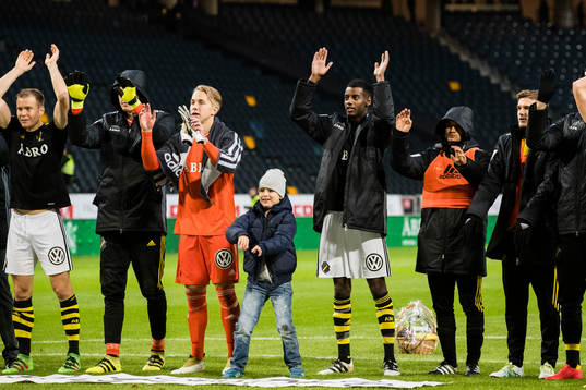 s målvakt Patrik Carlgren och Alexander Isak  tackar