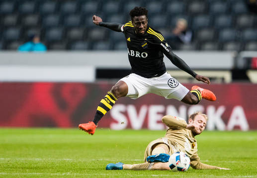 s Ebenezer Ofori hoppar över Östersunds Curtis Edwards