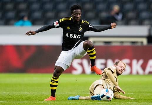 s Ebenezer Ofori hoppar över Östersunds Curtis Edwards