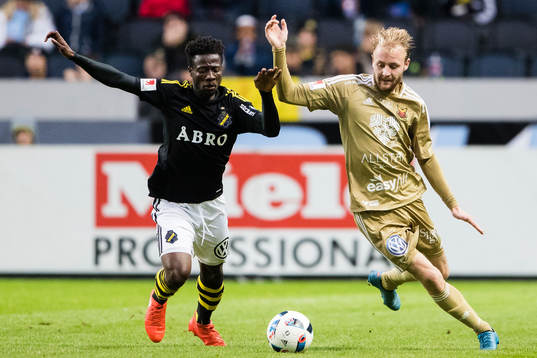 s Ebenezer Ofori i kamp om bollen med Östersunds Curtis